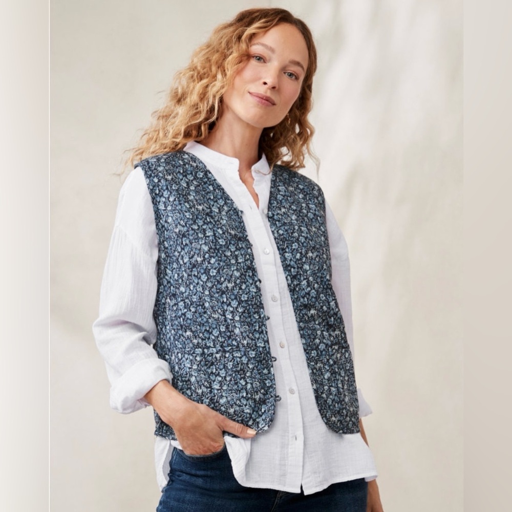 Garnet Hill Quilted Floral Vest Blue and White Button Front Size M